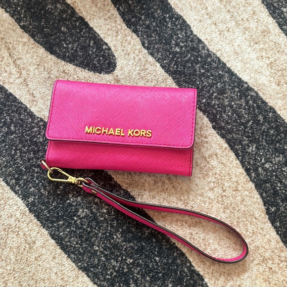 Michael Kors cell phone holder with credit card slots - Picture 3 of 14